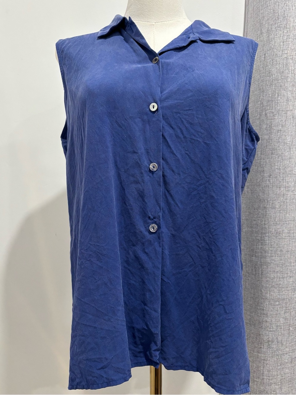 Vintage Silk Jones New York Sleeveless Button-Down Top in Navy Blue